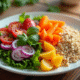 Assiette en céramique blanche avec légumes et grains et étiquette nutrition