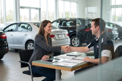 Femme souriante en costume dans un showroom automobile