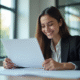 Jeune stagiaire en costume heureux dans un bureau moderne