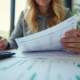 Jeune professionnel calculant ses finances personnelles au bureau