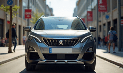 Voiture Peugeot 3008 grise en ville en plein jour