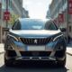 Voiture Peugeot 3008 grise en ville en plein jour